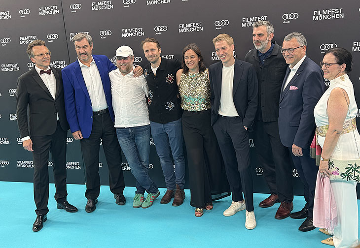 Filmfest Chef Christoph Gröner, Ministerpräsident Dr. Markus Söder, die Darsteller des Eröffnungsfilms The Ballad of Wallis Island Tim Key und To Basden, Fikmfest Julia Weigl, Münchens Kulturbürgermeister Dominik Krause, Regisseur James Griffiths, Staatsminister Dr. Florian Herrmann mit Christoph Gröner  (Foto: Martin Schmitz)